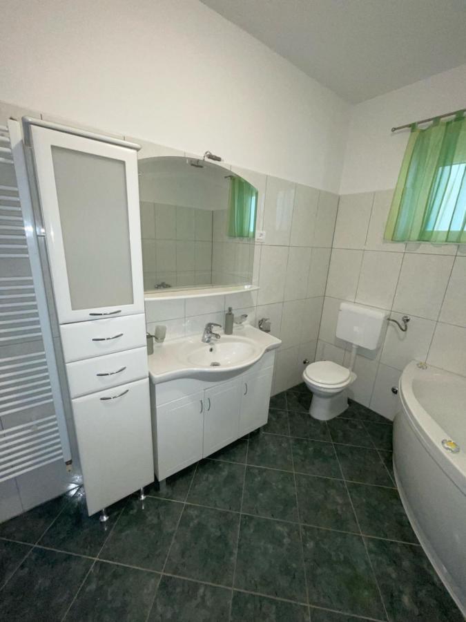 Apartman Varea Liznjan Ngoại thất bức ảnh